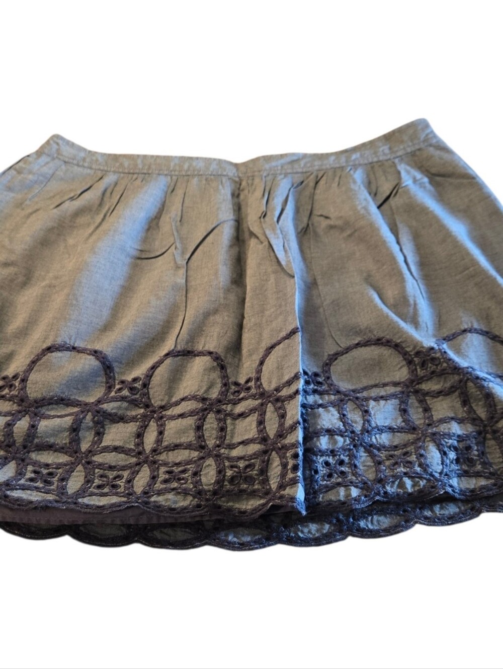 GAP Chambray Skirt Light Denim Color Embroidered Hem Skirt Size 10
